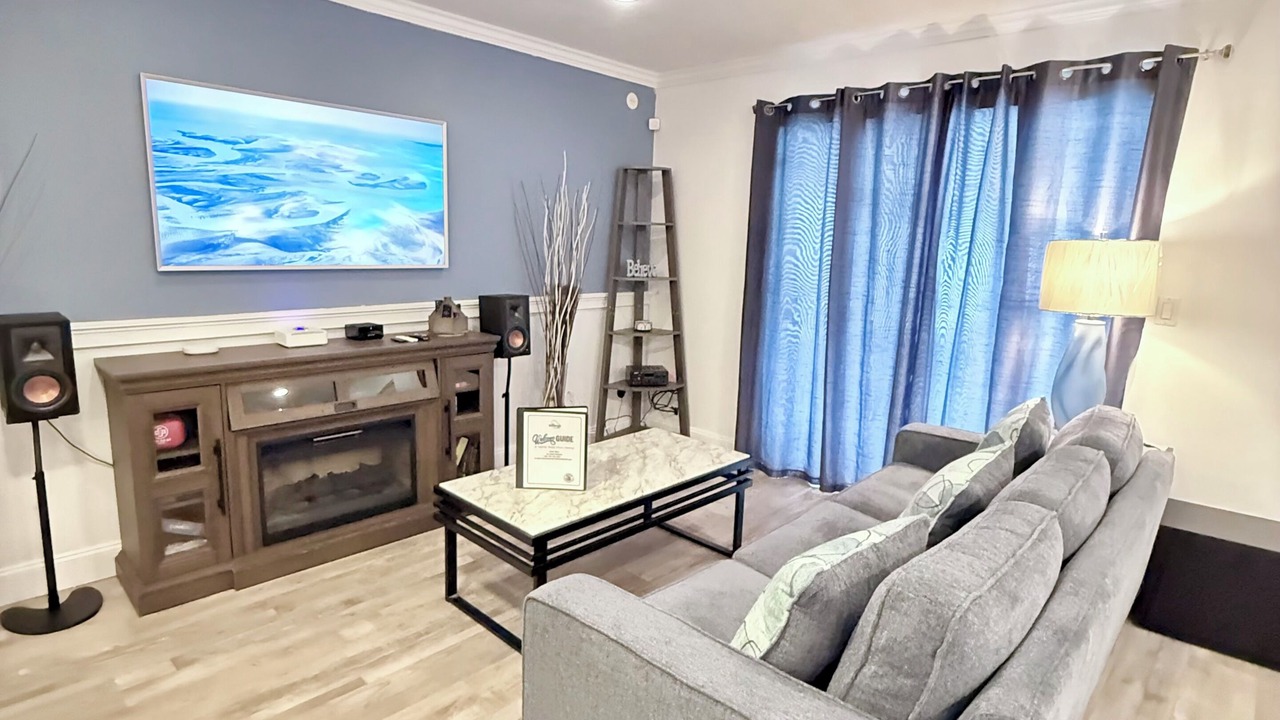 Photo of Livingroom in Goldenrod