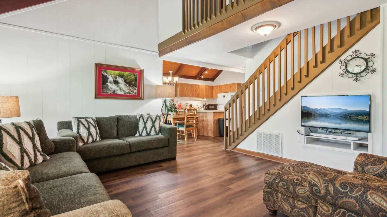 Photo of Livingroom in Big Canoe