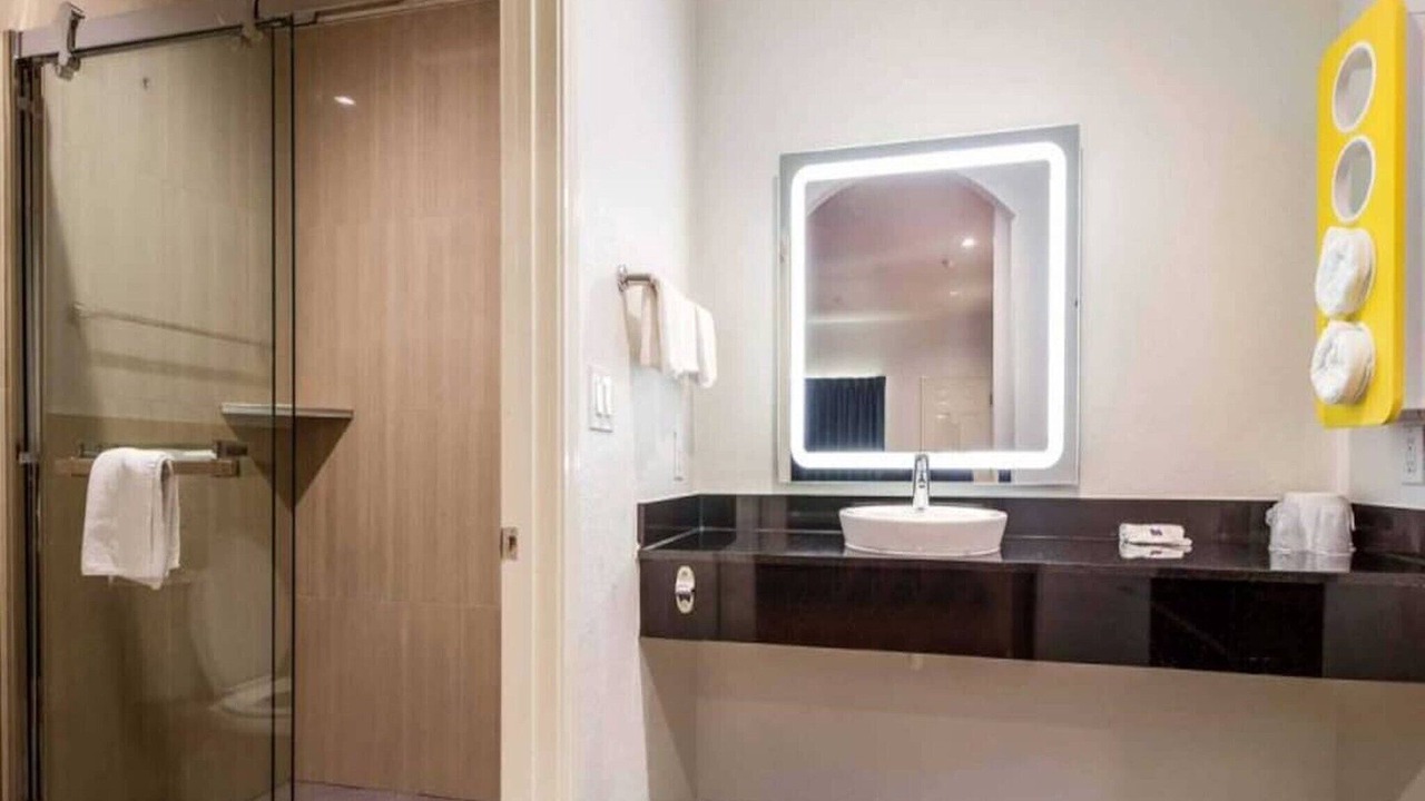 Photo of Bathroom in Greater Greenspoint