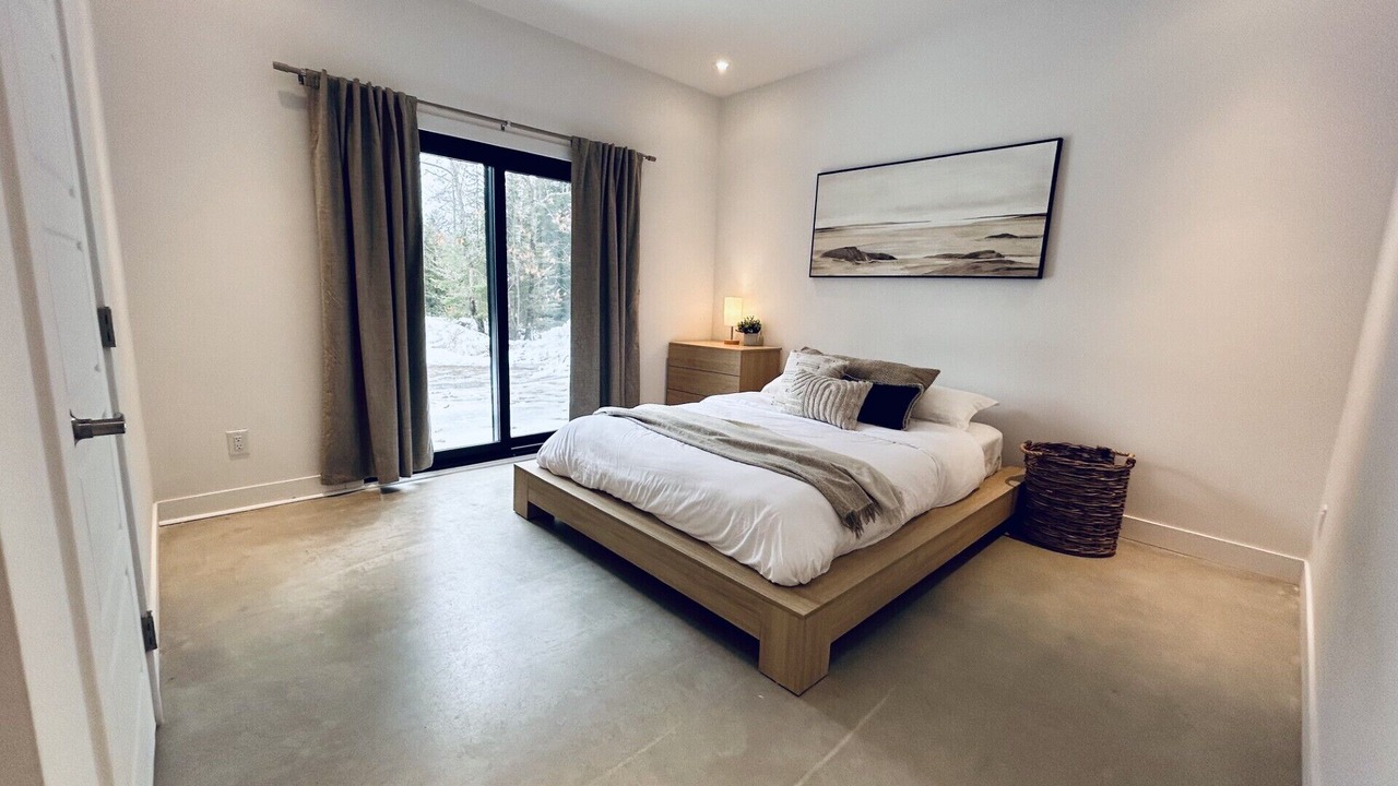 Photo of Bedroom in Low