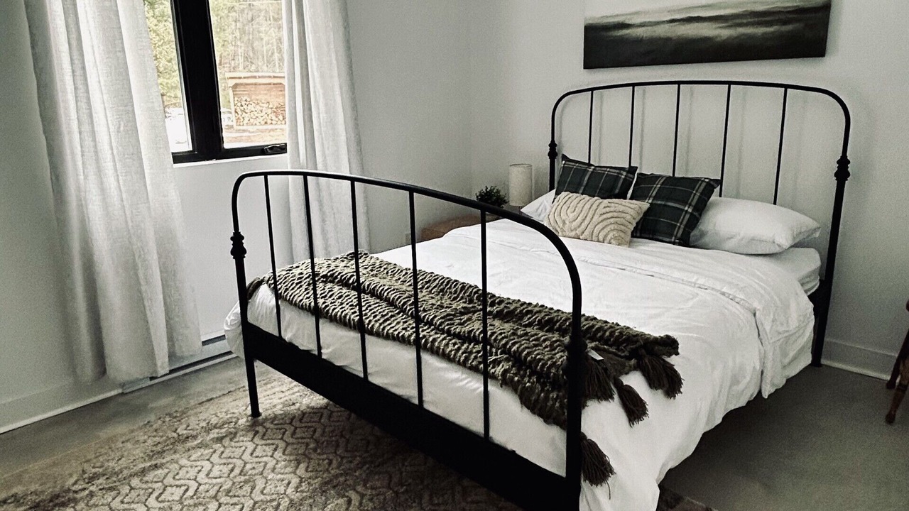 Photo of Bedroom in Low