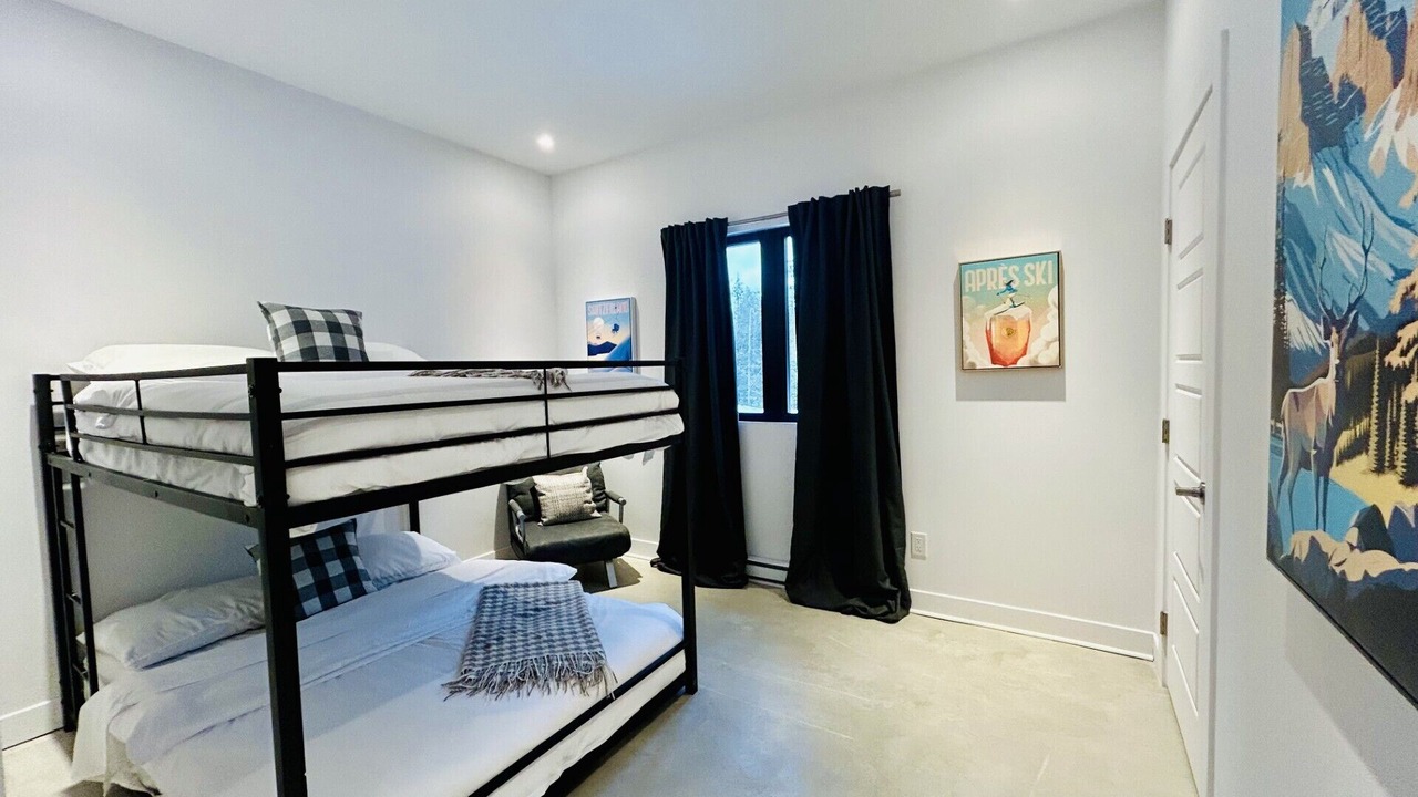 Photo of Bedroom in Low