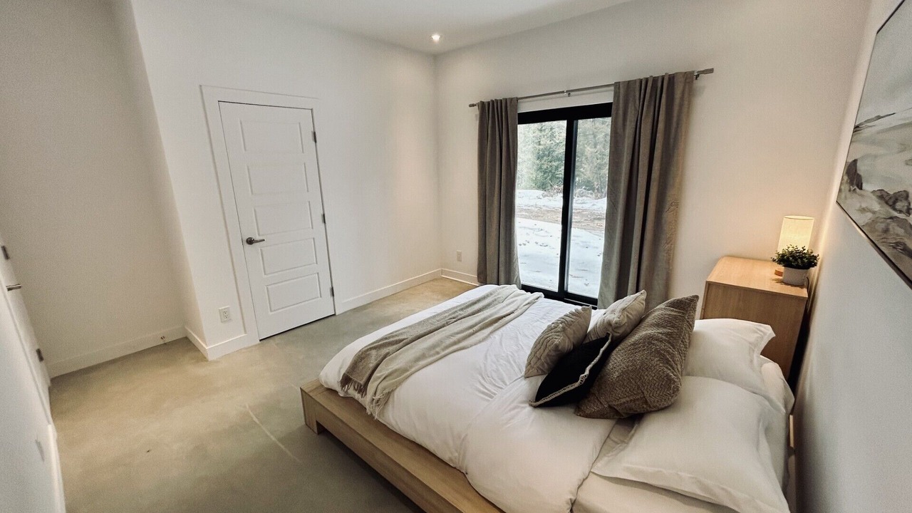 Photo of Bedroom in Low