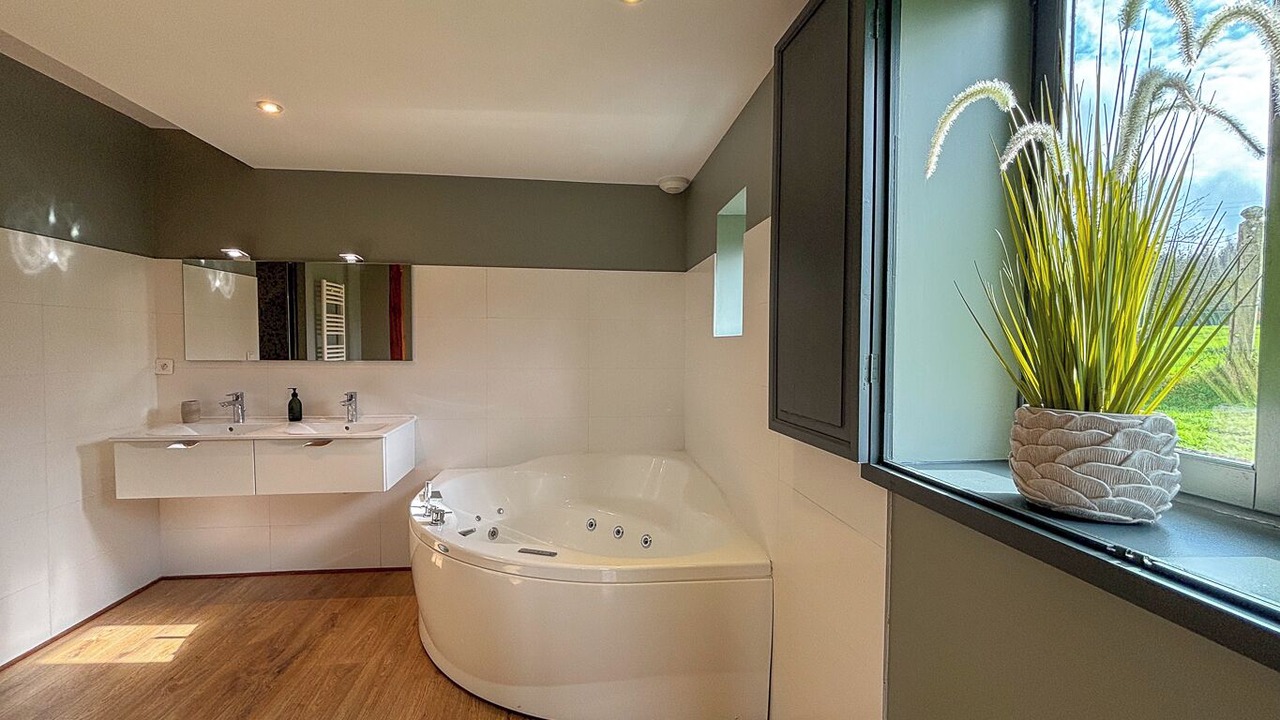 Photo of Bathroom in Manneville-la-Raoult