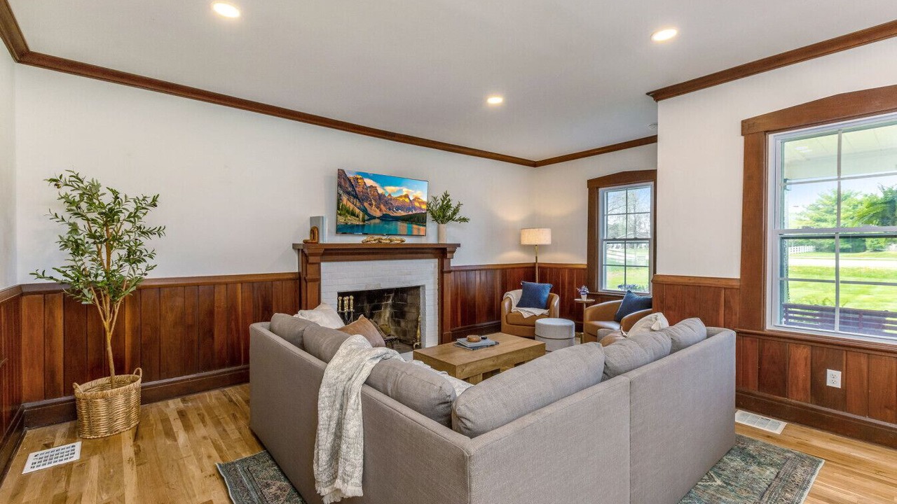 Photo of Livingroom in Lewis Center