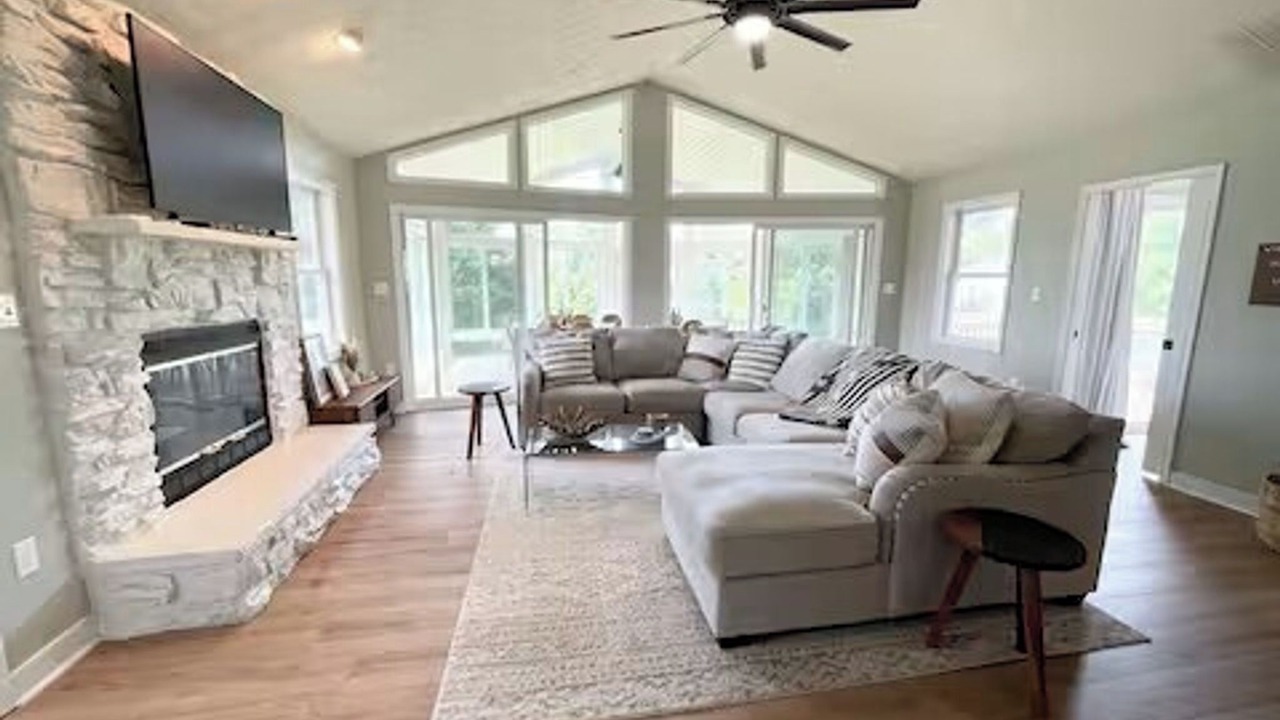 Photo of Livingroom in Twin Oaks