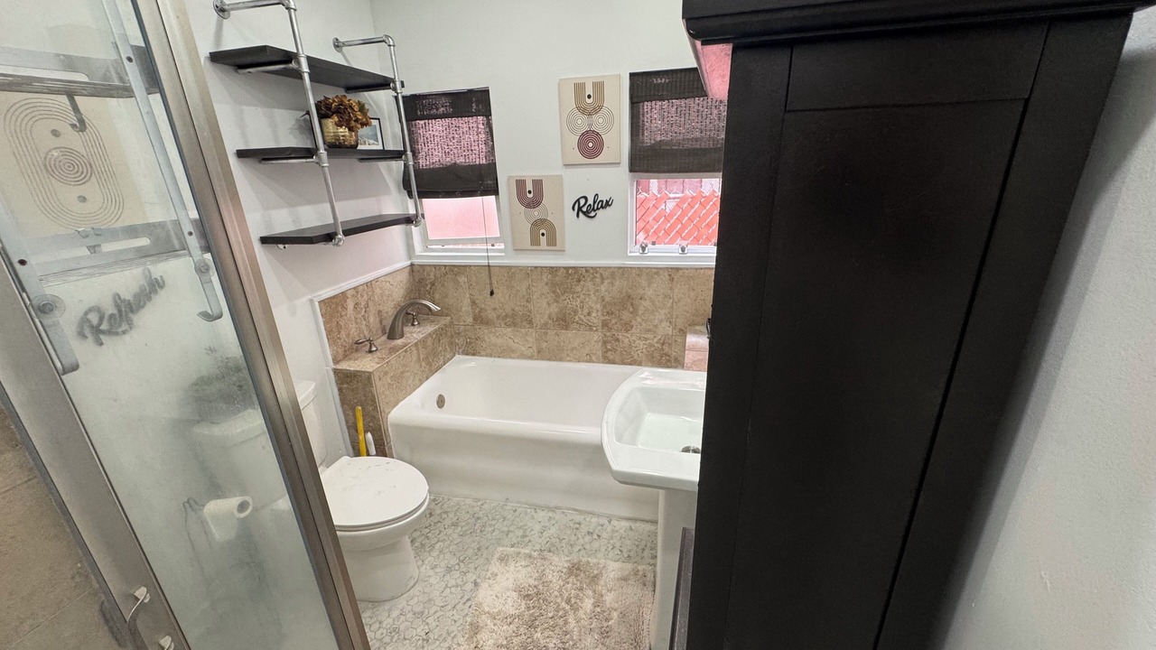 Photo of Bathroom in Mid-Wilshire