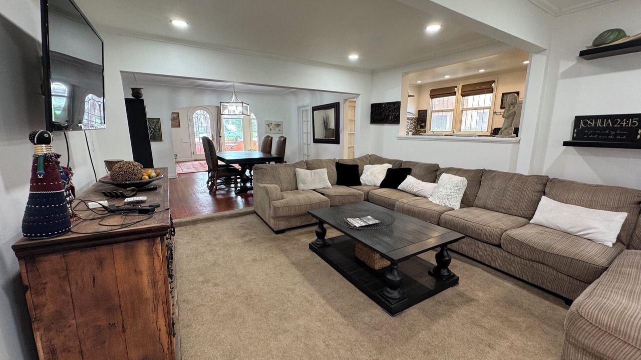 Photo of Livingroom in Mid-Wilshire