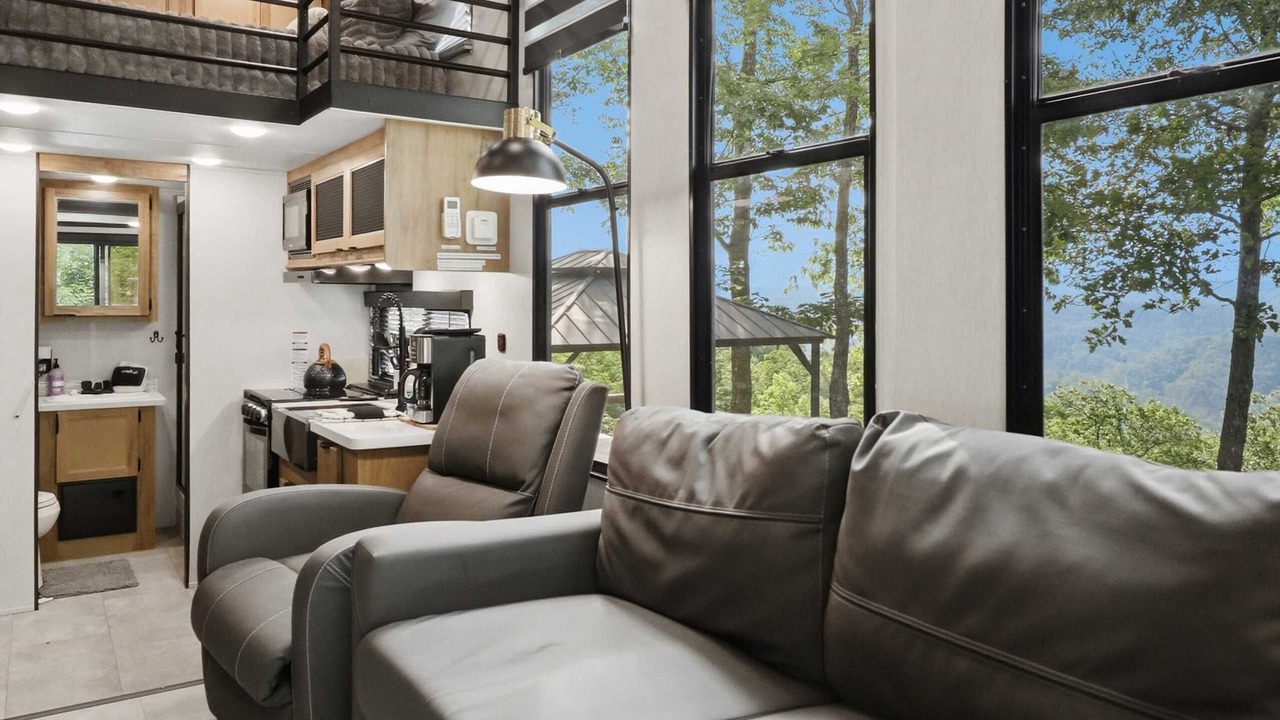 Photo of Livingroom in Tallassee