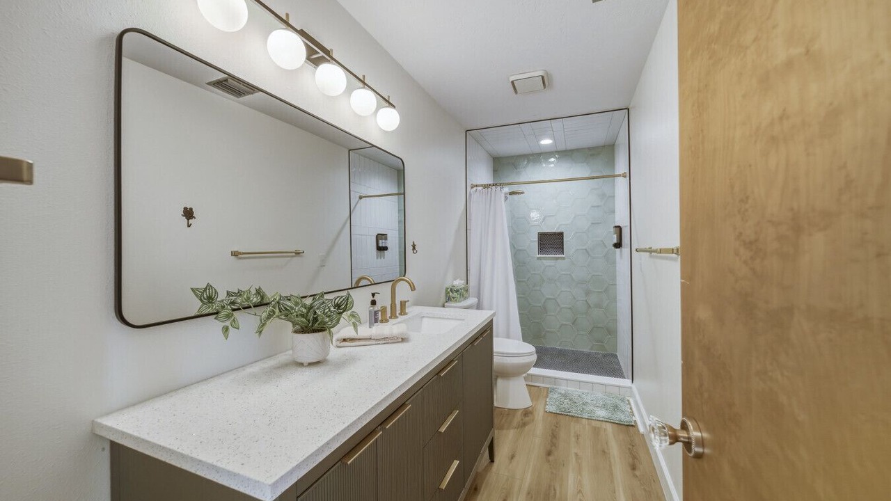 Photo of Bathroom in Bayshore Gardens