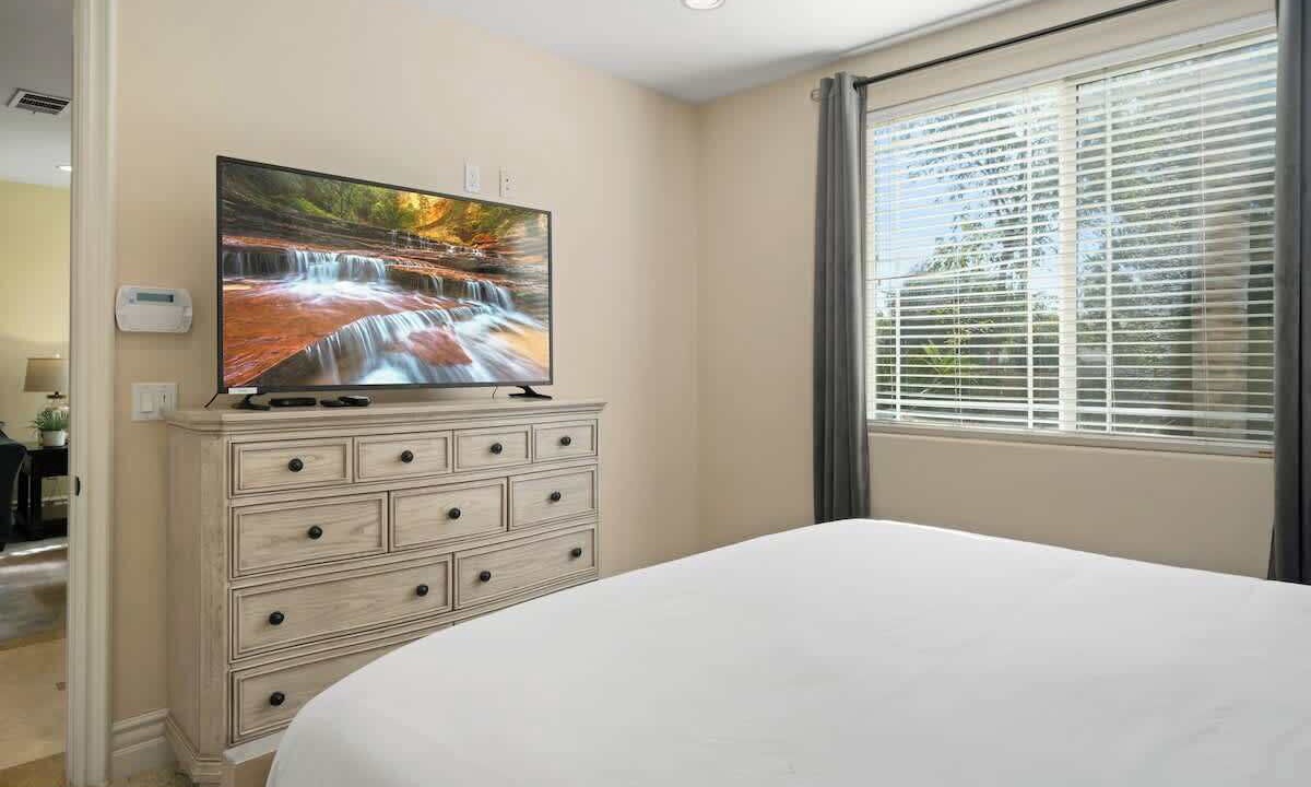 Photo of Bedroom in Lake Balboa