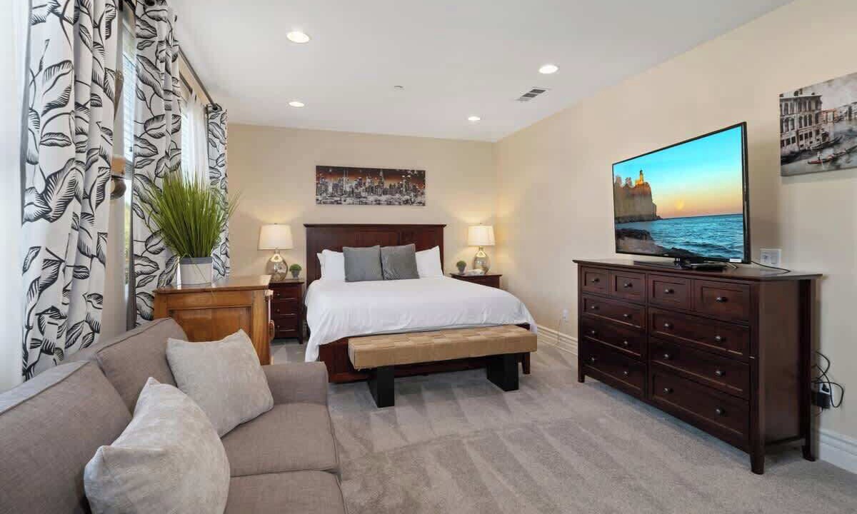 Photo of Bedroom in Lake Balboa