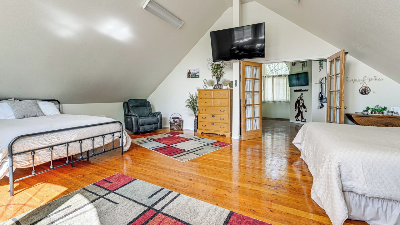 Photo of Bedroom in Cave Junction