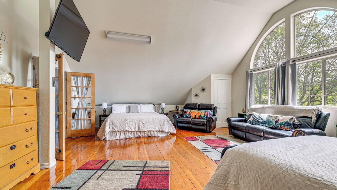 Photo of Bedroom in Cave Junction