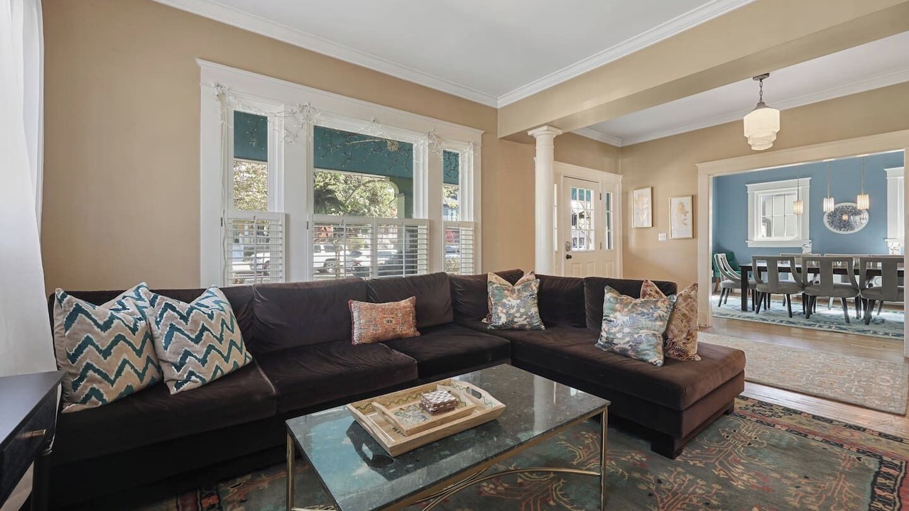 Photo of Livingroom in 12 South