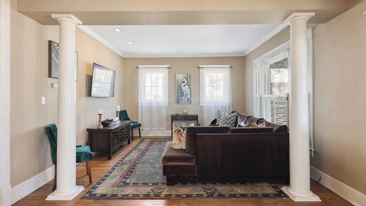 Photo of Livingroom in 12 South