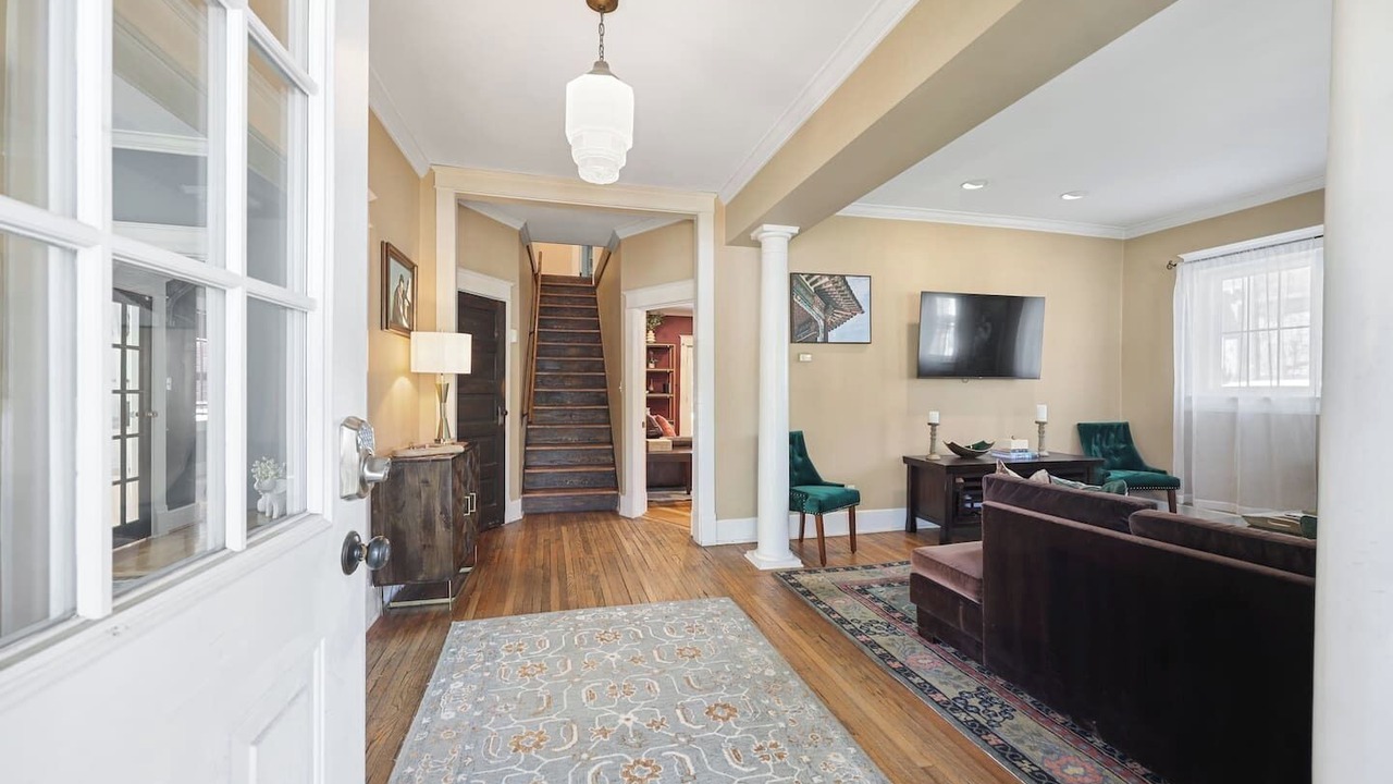 Photo of Livingroom in 12 South