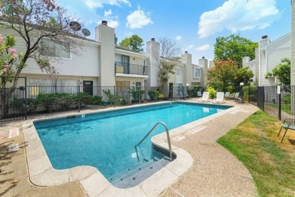 Photo of Outdoor in Spring Branch West