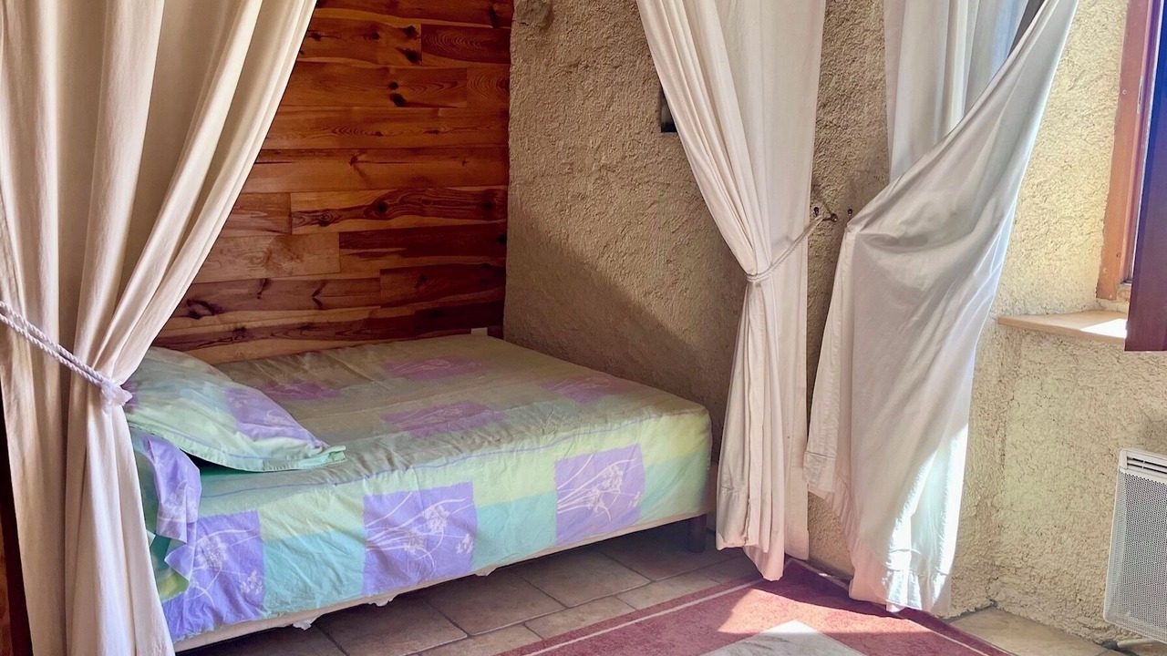 Photo of Bedroom in Felines