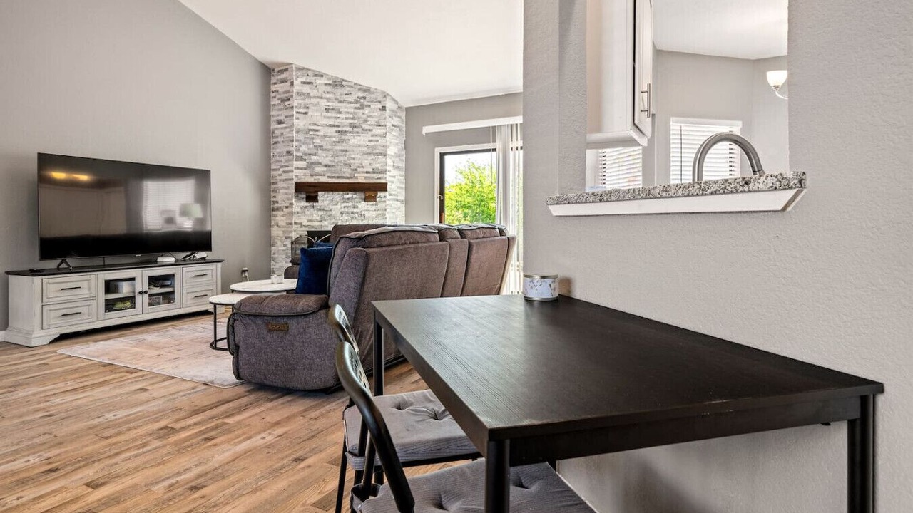 Photo of Livingroom in Northeast Carrollton