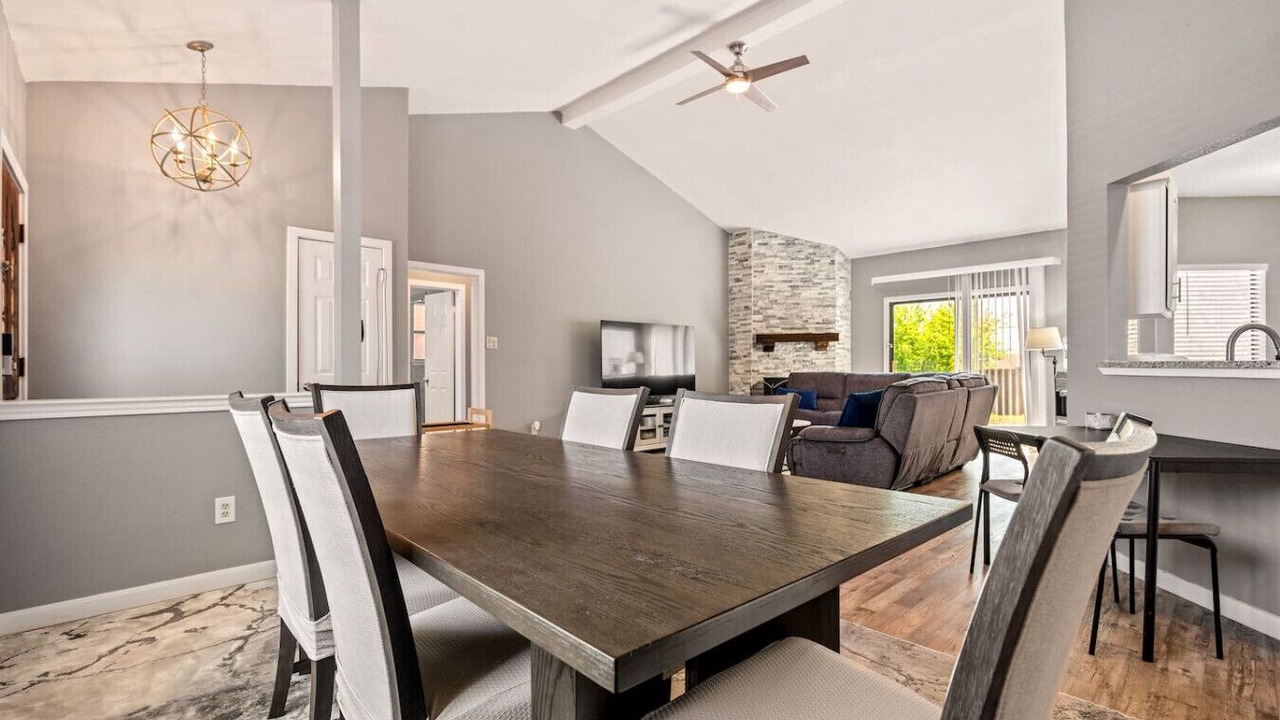 Photo of Livingroom in Northeast Carrollton