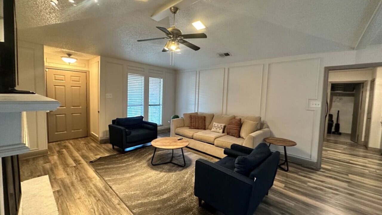 Photo of Livingroom in Northeast Carrollton