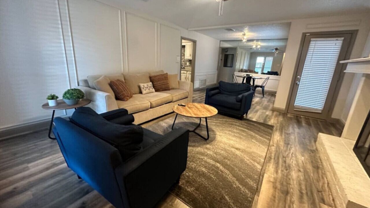 Photo of Livingroom in Northeast Carrollton