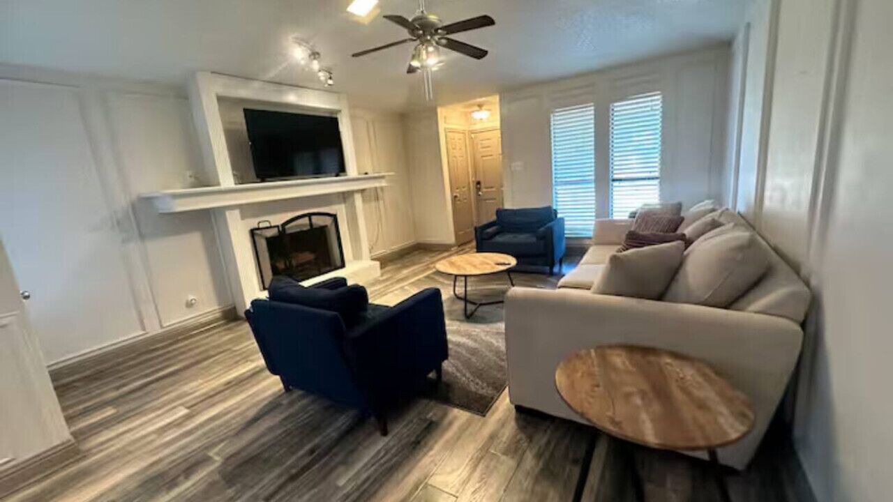 Photo of Livingroom in Northeast Carrollton