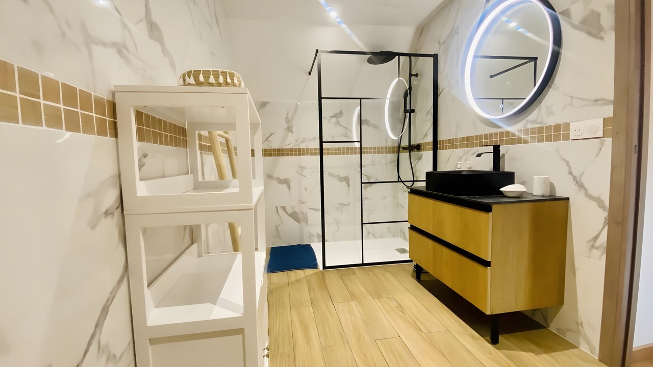 Photo of Bathroom in Saint-Quentin-en-Tourmont