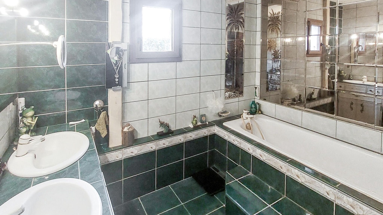 Photo of Bathroom in Compans
