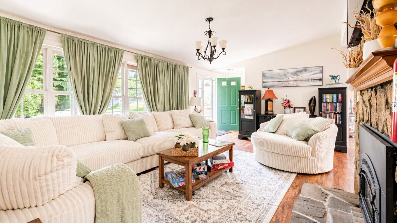 Photo of Livingroom in Parksville