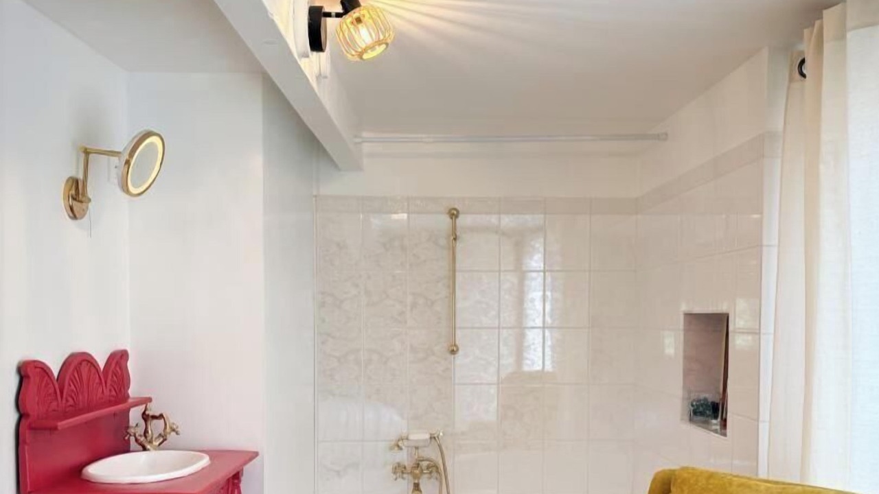 Photo of Bathroom in Thedirac