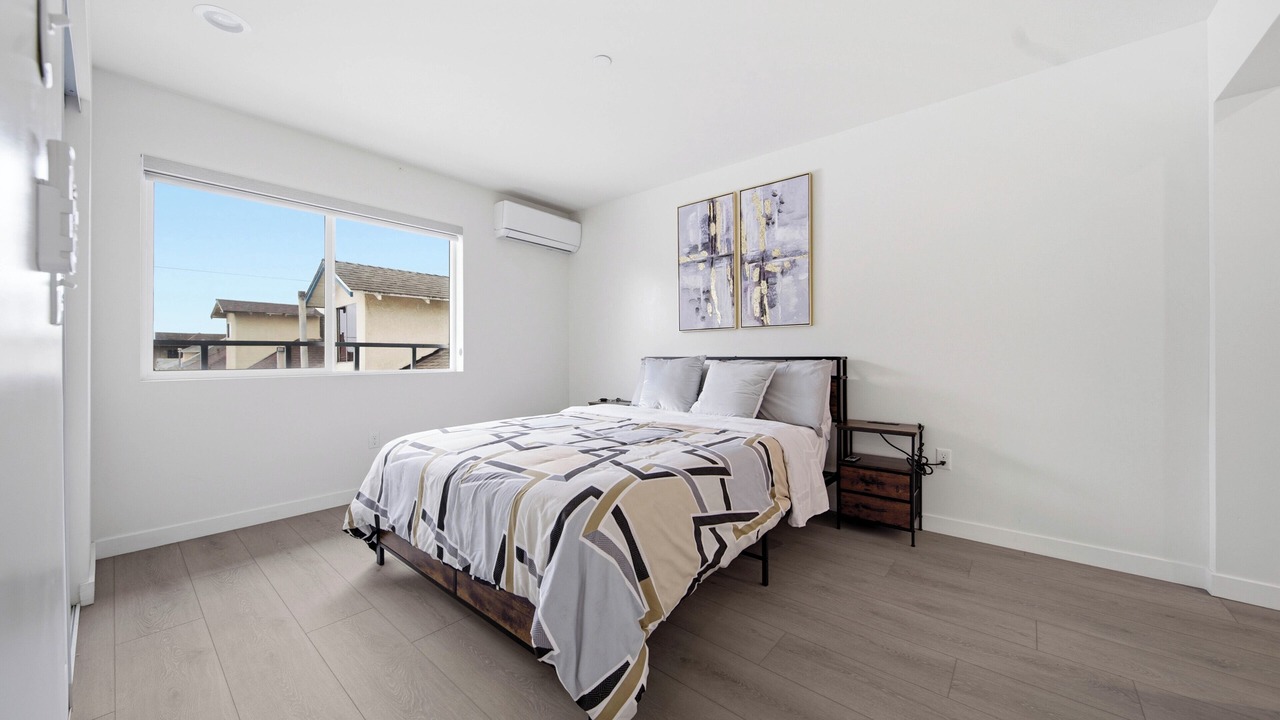 Photo of Bedroom in Pico-Union