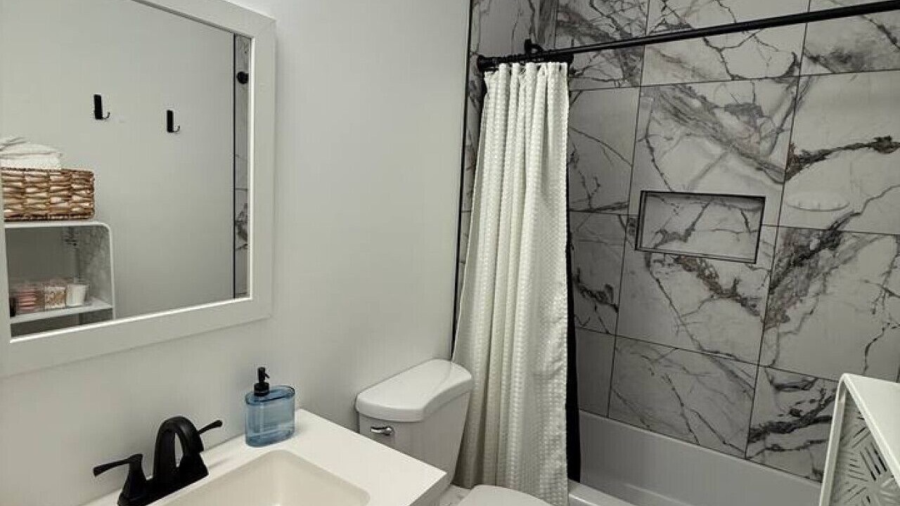Photo of Bathroom in Lake Worth Corridor