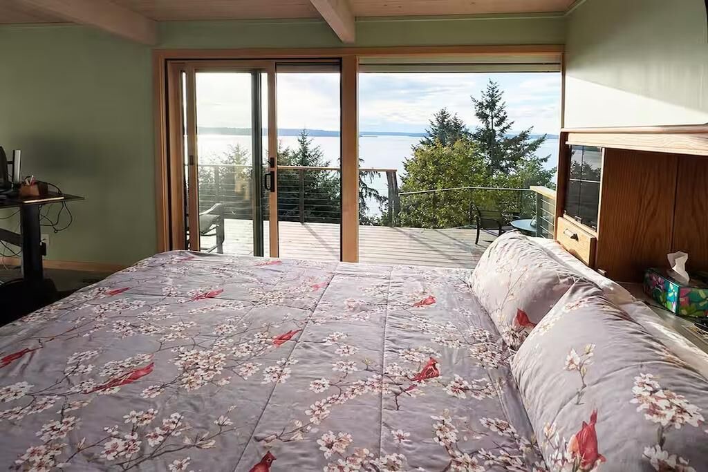 Photo of Bedroom in Seahurst