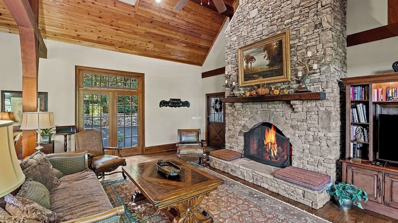 Photo of Livingroom in Big Canoe
