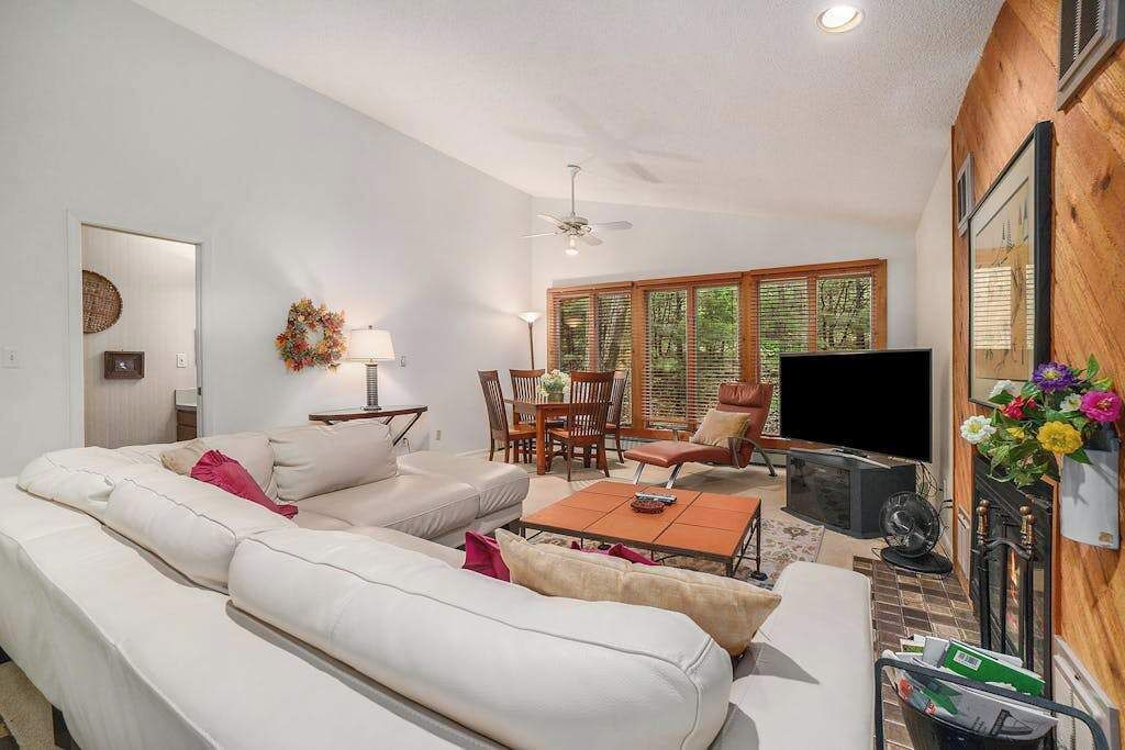 Photo of Livingroom in Maple City