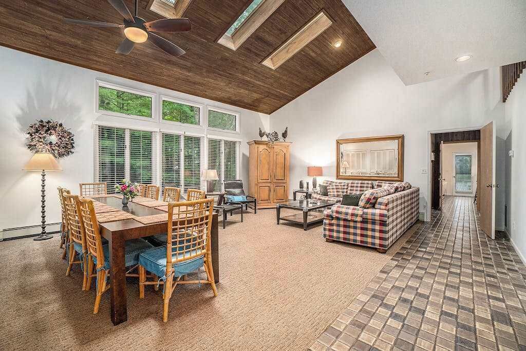 Photo of Livingroom in Maple City