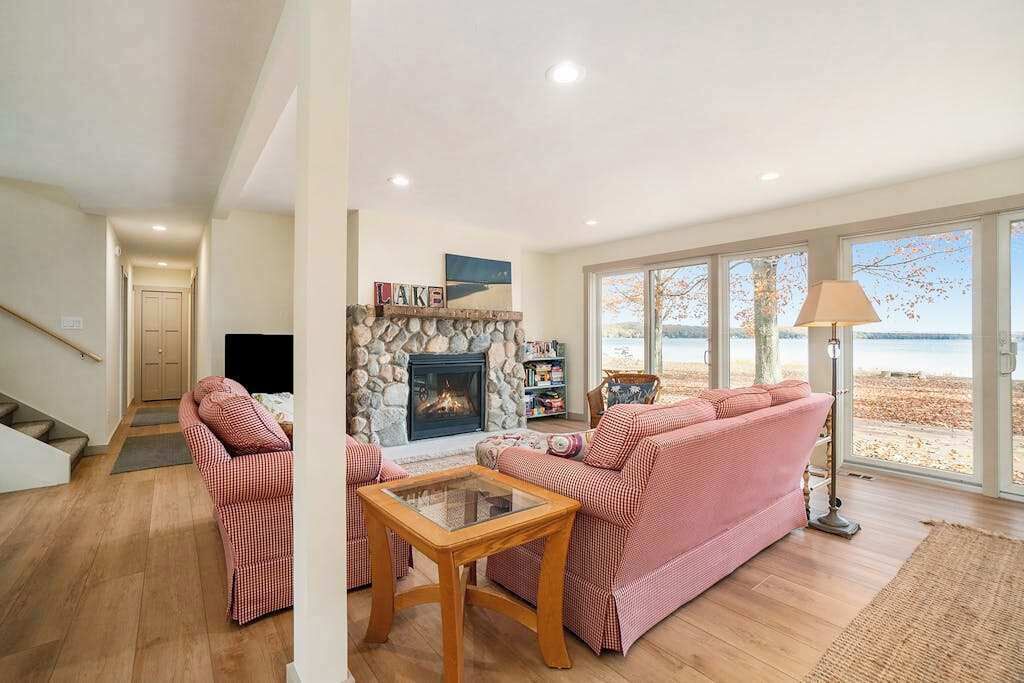 Photo of Livingroom in Lake Township