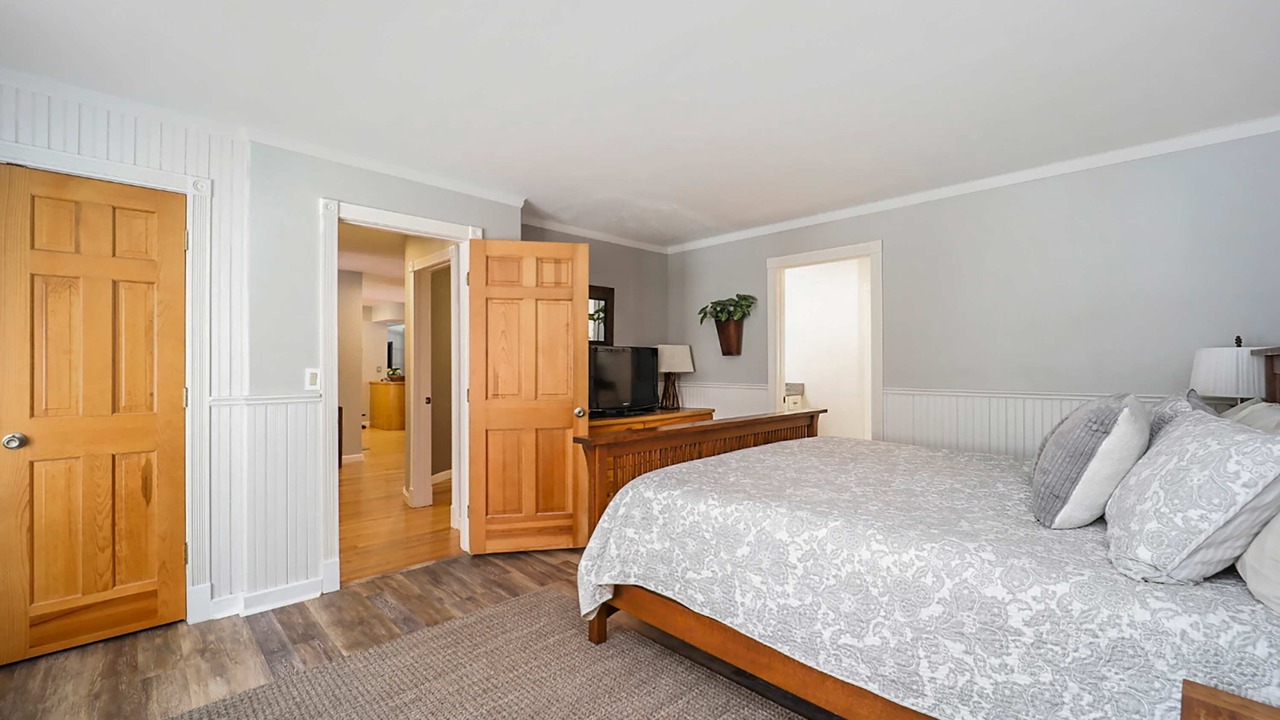 Photo of Bedroom in Maple City