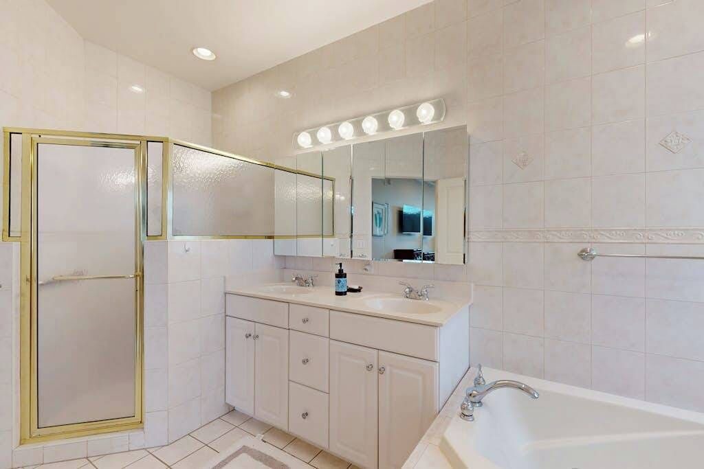 Photo of Bathroom in Heron Harbour Isle
