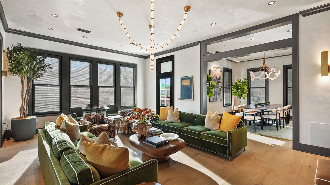 Photo of Livingroom in East Cesar Chavez