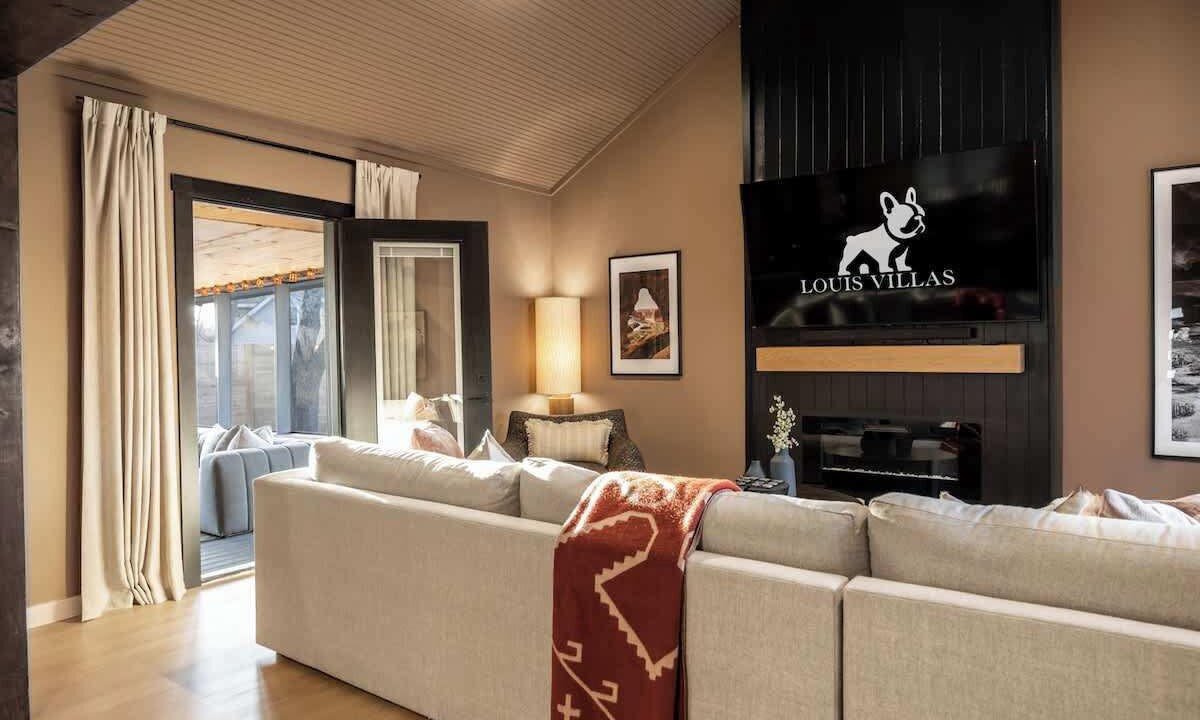Photo of Livingroom in University Hills and Windsor Park