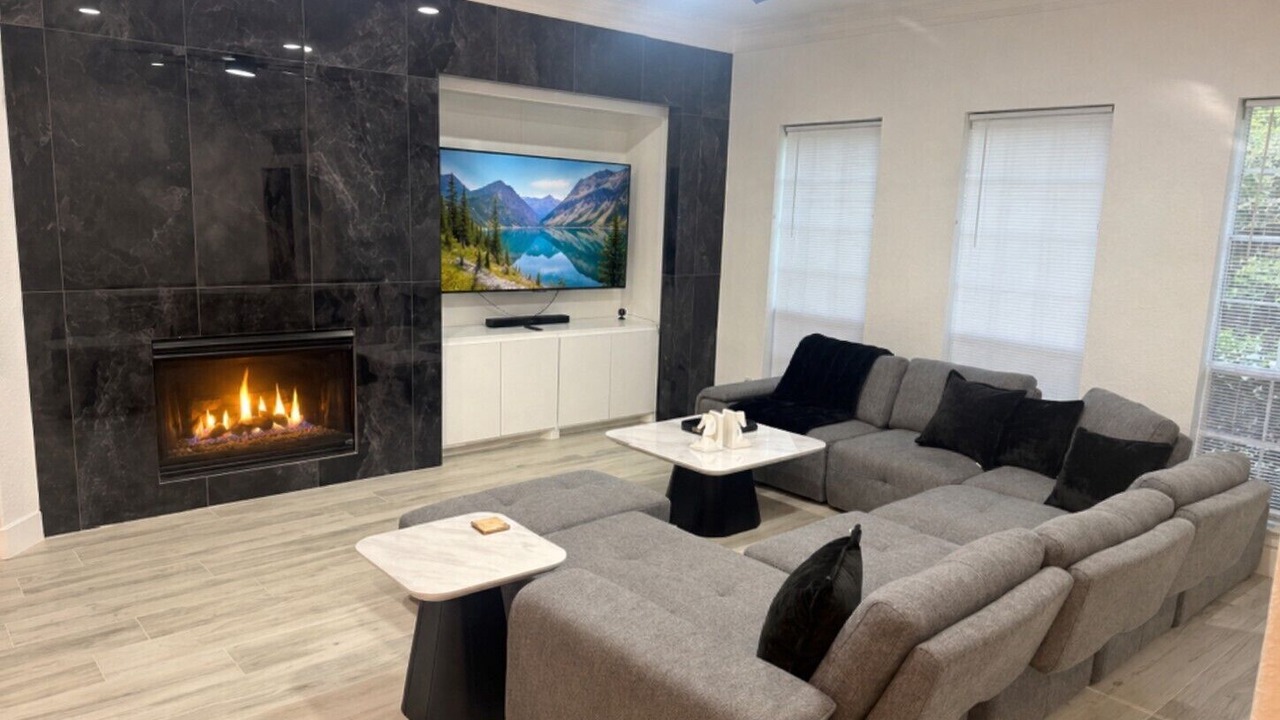 Photo of Livingroom in Alden Bridge
