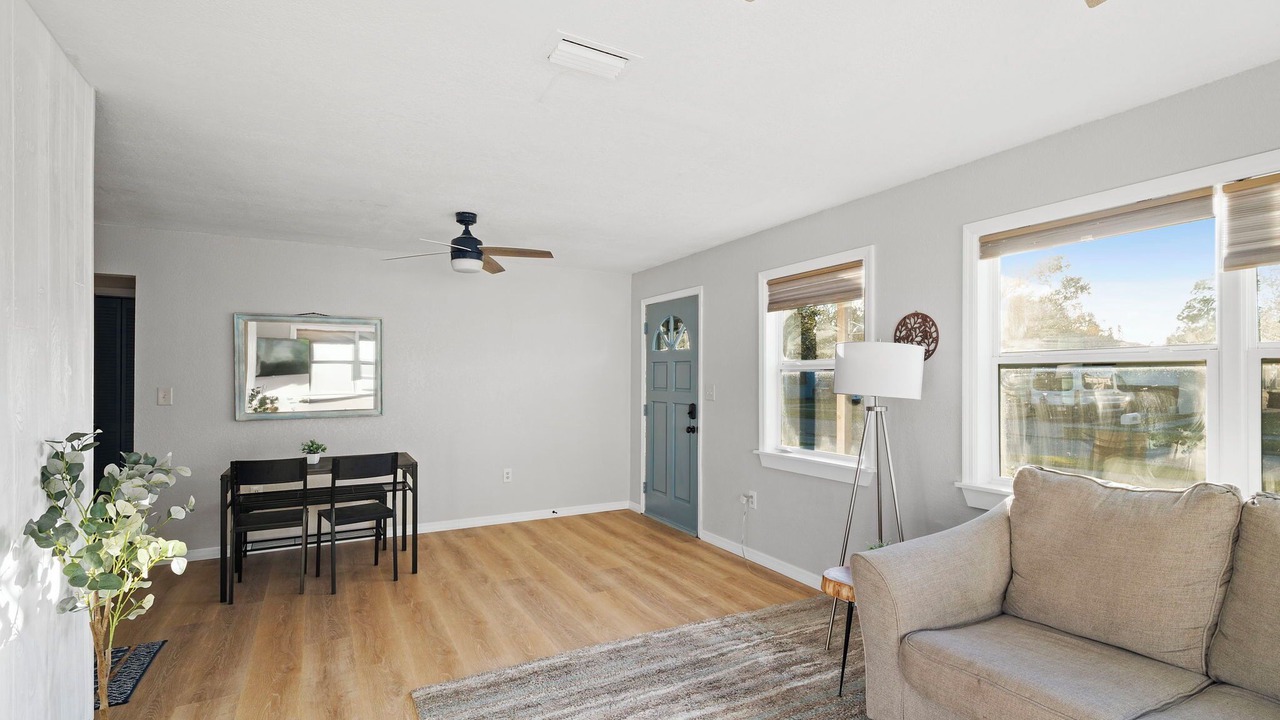 Photo of Livingroom in Bayview