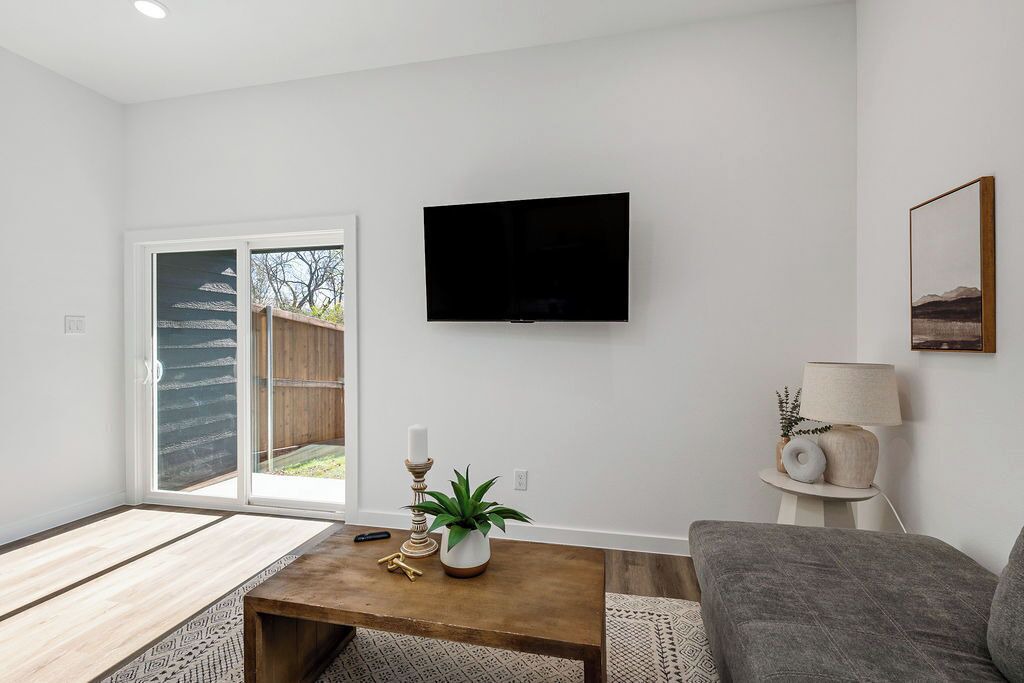 Photo of Livingroom in Commerce