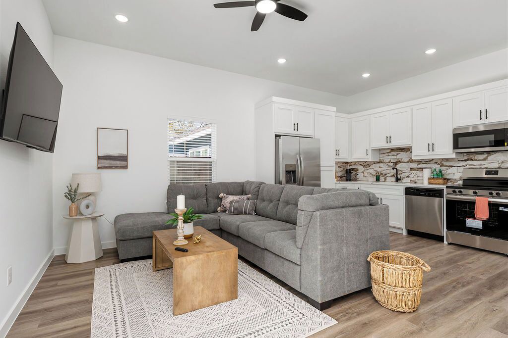 Photo of Livingroom in Commerce