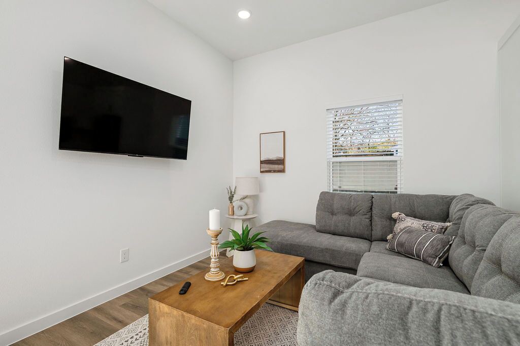 Photo of Livingroom in Commerce