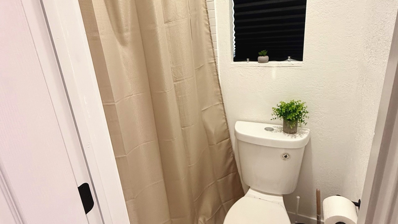 Photo of Bathroom in Central Oakland Park