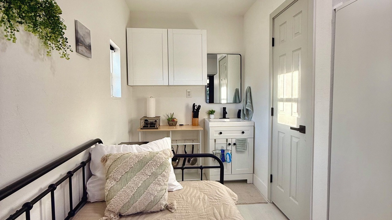 Photo of Bedroom in Central Oakland Park